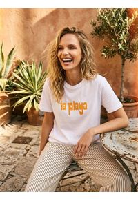 Sinsay - Bawełniana koszulka z napisem La Playa - biały. Kolor: biały. Materiał: bawełna. Wzór: napisy #1