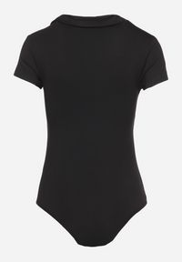 Born2be - Czarne Body z Kołnierzykiem i Ozdobnym Supełkiem Timawin. Okazja: na spotkanie biznesowe. Kolor: czarny. Materiał: jeans, materiał. Długość rękawa: krótki rękaw. Długość: krótkie. Styl: biznesowy, klasyczny #3