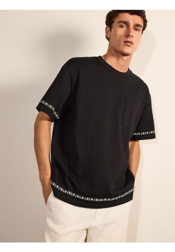 Reserved - T-shirt boxy z haftem - czarny. Kolor: czarny. Materiał: bawełna, dzianina. Wzór: haft