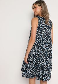 Born2be - Czarno-Niebieska Bawełniana Sukienka na Ramiączkach o Rozkloszowanym Kroju w Drobne Kwiaty Doratia. Kolor: czarny. Materiał: bawełna. Długość rękawa: na ramiączkach. Wzór: kwiaty. Typ sukienki: rozkloszowane. Styl: elegancki. Długość: mini #6