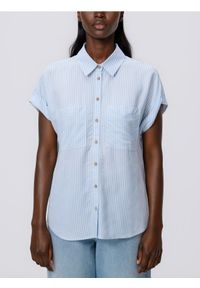 Reserved - Koszula z krótkim rękawem - jasnoniebieski. Kolor: niebieski. Materiał: wiskoza. Długość rękawa: krótki rękaw. Długość: krótkie