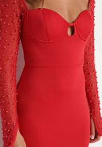Born2be - Czerwona Sukienka z Dekoltem Caro i Siateczkowymi Rękawami z Perełkami Inelara. Kolor: czerwony. Wzór: aplikacja #7