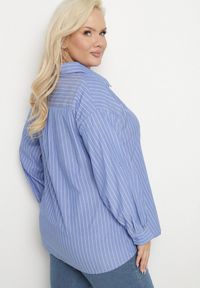 Born2be - Niebieska Koszula w Drobne Paseczki o Klasycznym Kroju z Podpinanymi Rękawami Ilerra. Okazja: na co dzień. Kolekcja: plus size. Kolor: niebieski. Materiał: bawełna, jeans, materiał. Długość rękawa: długi rękaw. Długość: długie. Wzór: aplikacja. Styl: klasyczny #3