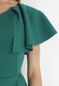 Born2be - Zielona Dopasowana Sukienka na Jedno Ramię z Falbanami Lelila. Kolor: zielony. Typ sukienki: asymetryczne. Styl: wizytowy. Długość: midi #2