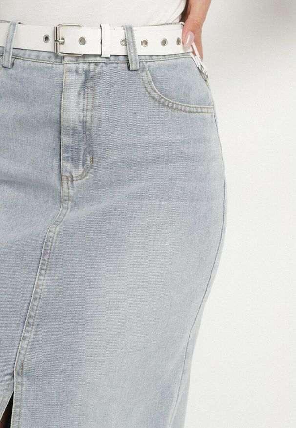 Born2be - Jasnoniebieska Ołówkowa Spódnica Jeansowa z Rozcięciem z Przodu Limirea. Okazja: na co dzień. Kolor: niebieski. Materiał: jeans. Styl: casual