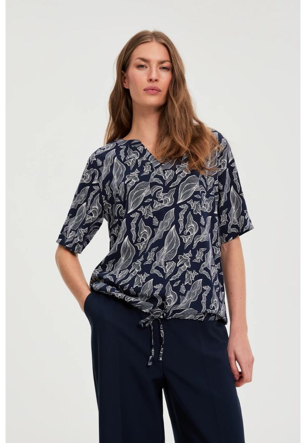 MOODO - Koszula z wiskozy granatowa. Kolor: niebieski. Materiał: wiskoza