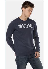 Mustang - LONGSLEEVE MĘSKI MUSTANG LOGO PRINT SWEATER BLUE NIGHTS 1004753 4085. Długość rękawa: długi rękaw. Wzór: nadruk #5