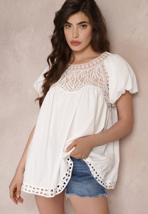 Renee - Biała Koronkowa Bluzka z Bufiastym Rękawem i Rozkloszowanym Dołem Mariete. Kolor: biały. Materiał: koronka