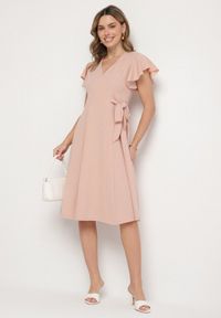 Born2be - Różowa Rozkloszowana Sukienka Kopertowa z Wiązaniem w Talii Dannila. Kolor: różowy. Wzór: aplikacja. Typ sukienki: kopertowe #6