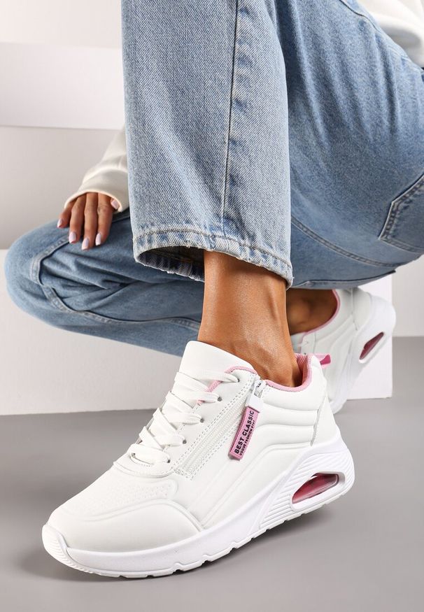 Renee - Biało-Różowe Sneakersy na Platformie z Przezroczystą Wstawką i Suwakiem z Napisami Valentinae. Okazja: na co dzień. Kolor: biały. Materiał: jeans. Wzór: napisy. Obcas: na platformie. Wysokość obcasa: średni