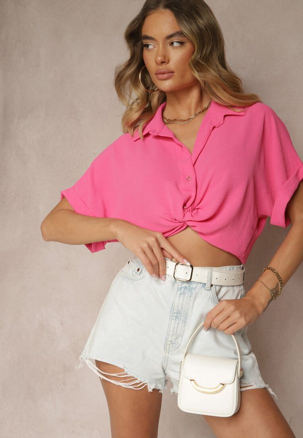 Renee - Fuksjowa Koszula o Kroju Oversize Natressa. Okazja: na co dzień, na spotkanie biznesowe. Typ kołnierza: kołnierzyk klasyczny. Kolor: różowy. Materiał: jeans. Wzór: aplikacja. Styl: klasyczny, biznesowy, casual