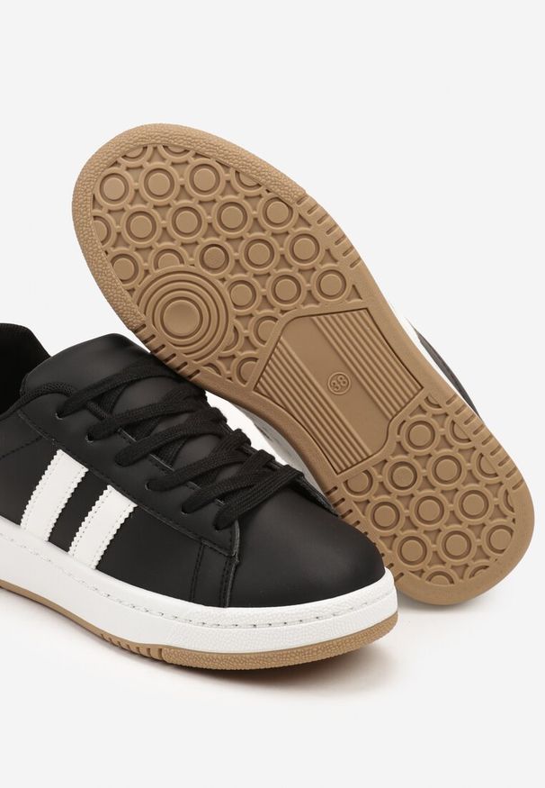 Renee - Czarne Sneakersy na Płaskiej Podeszwie Ozdobione Kontrastowymi Paskami Navisella. Okazja: na co dzień. Nosek buta: okrągły. Zapięcie: pasek. Kolor: czarny. Materiał: jeans. Wzór: aplikacja. Obcas: na płaskiej podeszwie