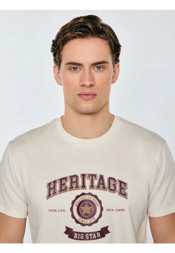 Big-Star - Koszulka męska z nadrukiem kremowa Feren 103. Okazja: na co dzień. Kolor: kremowy. Materiał: bawełna, jeans. Długość: długie. Wzór: nadruk. Styl: casual, klasyczny