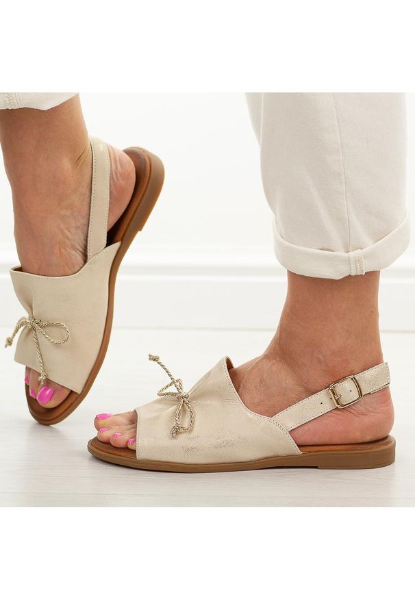 Złote skórzane płaskie sandały damskie Cambell 19387. Okazja: na co dzień. Kolor: złoty. Materiał: skóra. Sezon: wiosna, lato. Styl: casual, klasyczny, elegancki