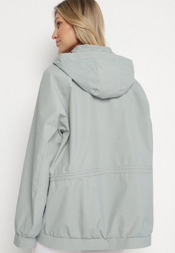 Born2be - Jasnozielona Kurtka Parka o Pudełkowym Kroju ze Ściągaczem w Talii i Kapturem Sesoliena. Okazja: na spacer, na co dzień. Kolor: zielony. Materiał: jeans. Długość rękawa: długi rękaw. Długość: długie. Styl: elegancki, casual