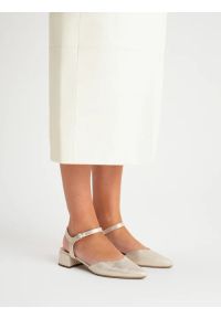 Ryłko - Platynowe czółenka z otwartą piętą. Nosek buta: otwarty. Kolor: szary. Materiał: syntetyk. Obcas: na obcasie. Styl: street. Wysokość obcasa: średni #1