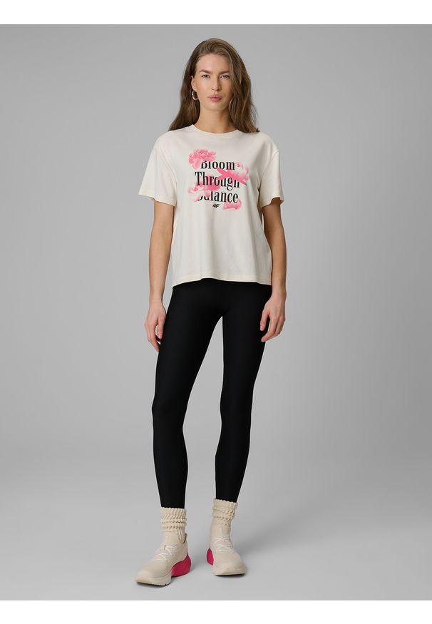 4f - 4F T-shirt regular z nadrukiem damski - beżowy XS. Okazja: na co dzień. Kolor: beżowy. Materiał: dzianina, skóra, materiał. Wzór: nadruk. Styl: casual, sportowy