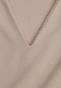 Renee - Jasnobeżowa Rozkloszowana Sukienka z Lekko Bufiastymi Rękawami i Dekoltem V Efrusae. Okazja: na co dzień. Kolor: beżowy. Typ sukienki: proste, dopasowane. Styl: klasyczny, casual #7