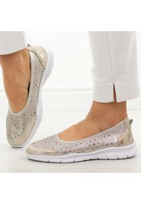 Szampańskie ażurowe skórzane baleriny damskie Jezzi 9997. Okazja: na co dzień. Nosek buta: okrągły. Kolor: złoty. Materiał: skóra. Szerokość cholewki: normalna. Wzór: ażurowy. Sezon: wiosna, jesień, lato. Styl: casual, elegancki, klasyczny #1