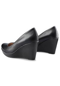 Czarne Czółenka Karino Damskie Półbuty Na Koturnie. Okazja: na co dzień, na spotkanie biznesowe. Kolor: czarny. Materiał: skóra. Obcas: na koturnie. Styl: casual, elegancki, biznesowy #4