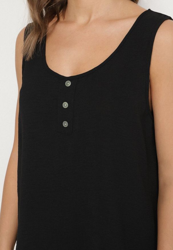 Born2be - Czarny Top na Szerokich Ramiączkach Zdobiony Guzikami Jenadorea. Okazja: na co dzień. Kolor: czarny. Materiał: jeans. Długość rękawa: na ramiączkach. Wzór: aplikacja. Sezon: lato. Styl: casual