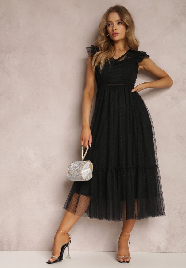 Renee - Czarna Sukienka Lasthameia. Typ kołnierza: kołnierz z falbankami. Kolor: czarny. Materiał: tiul, tkanina, koronka. Długość rękawa: krótki rękaw. Wzór: ażurowy, kropki. Typ sukienki: rozkloszowane. Styl: wizytowy. Długość: midi