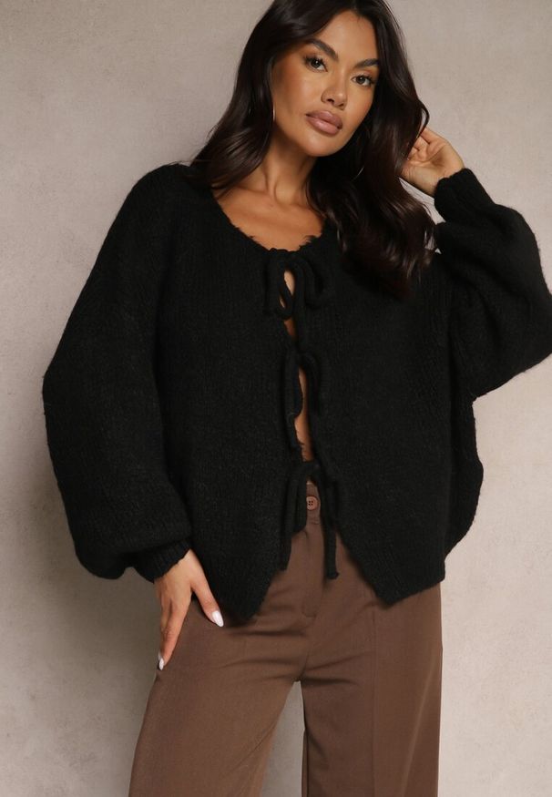 Renee - Czarny Kardigan z Wełną o Kroju Oversize z Wiązanymi Kokardami Elearina. Okazja: na co dzień. Typ kołnierza: kokarda. Kolor: czarny. Materiał: wełna. Styl: casual, elegancki