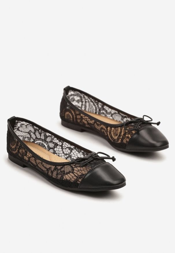 Renee - Czarne Koronkowe Balerinki Vices z Ozdobną Kokardką Desanelis. Okazja: na co dzień. Kolor: czarny. Materiał: koronka. Obcas: na obcasie. Styl: elegancki, casual. Wysokość obcasa: niski
