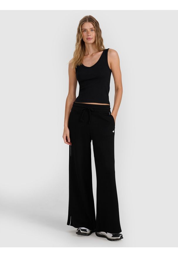 4f - 4F Top slim z prążkowanej dzianiny damski - czarny S. Typ kołnierza: dekolt w serek. Kolor: czarny. Materiał: prążkowany, dzianina. Długość rękawa: na ramiączkach. Wzór: prążki