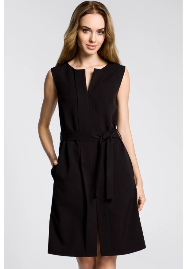Sukienki.shop - Elegancka sukienka trapezowa bez rękawów z paskiem w talii czarna. Okazja: do pracy. Kolor: czarny. Materiał: materiał, tkanina, elastan. Długość rękawa: bez rękawów. Wzór: gładki. Typ sukienki: trapezowe. Styl: elegancki. Długość: midi