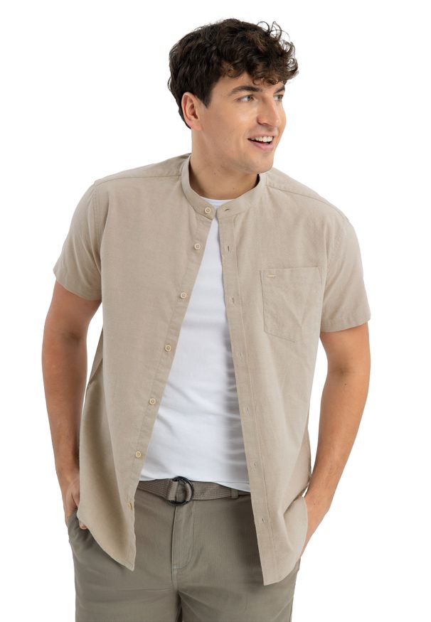 Volcano - Koszula z krótkim rękawem, Regular Fit, C-TRIFO. Typ kołnierza: kołnierzyk stójkowy. Kolekcja: plus size. Materiał: bawełna, materiał. Długość rękawa: krótki rękaw. Długość: krótkie. Wzór: aplikacja. Sezon: lato. Styl: klasyczny