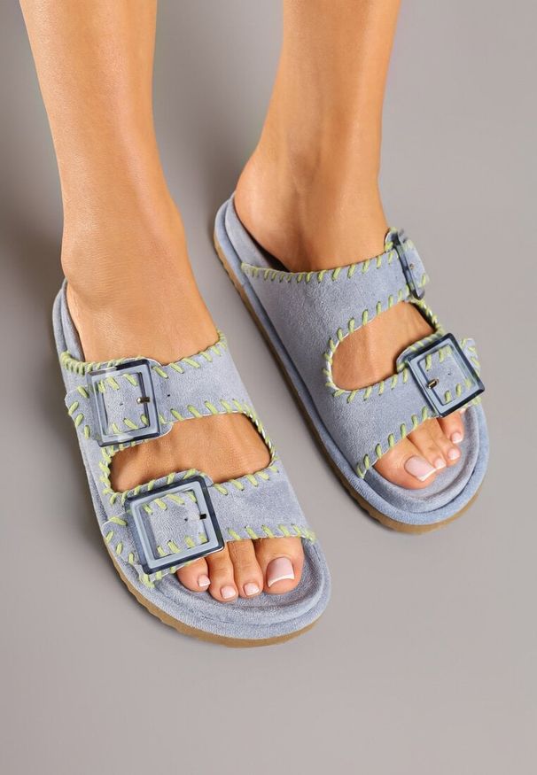 Born2be - Niebieskie Klapki z Imitacji Zamszu z Paskami z Klamrami Zdobionymi Przeszyciami Nalisha. Okazja: na co dzień. Kolor: niebieski. Materiał: zamsz. Wzór: aplikacja. Obcas: na płaskiej podeszwie. Styl: elegancki, klasyczny, casual