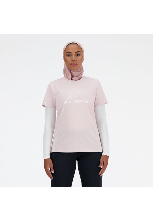 Koszulka damska New Balance WT41816SOI – różowa. Kolor: różowy. Materiał: bawełna. Długość rękawa: krótki rękaw. Długość: krótkie. Wzór: napisy