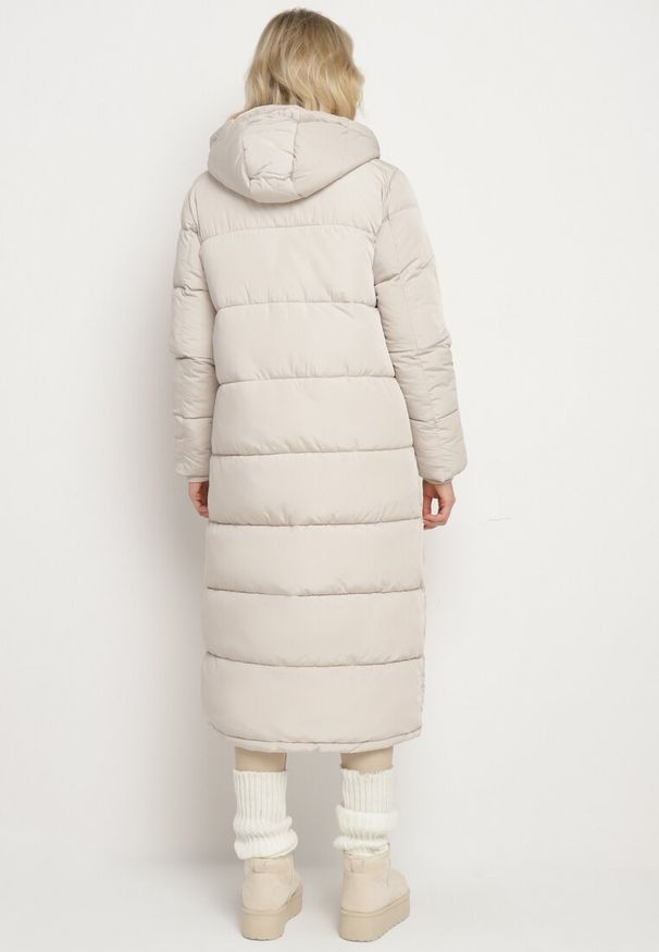 Born2be - Jasnobeżowa Pikowana Kurtka o Długim Kroju z Kapturem i Ściągaczami przy Rękawach Sassira. Okazja: na spacer, na co dzień. Typ kołnierza: kaptur. Kolor: beżowy. Materiał: jeans. Długość: długie. Styl: casual, elegancki