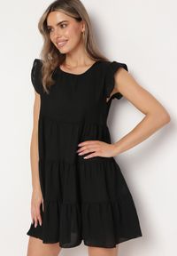 Born2be - Czarna Rozkloszowana Sukienka z Falbankami Zapinana przy Szyi Rettesa. Okazja: na co dzień. Typ kołnierza: kołnierz z falbankami. Kolor: czarny. Materiał: wiskoza, tkanina. Sezon: lato. Styl: elegancki, casual #1