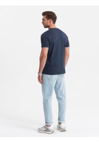 Ombre Clothing - Casualowy t-shirt męski z naszywką na kieszeni – granatowy V10. Okazja: na co dzień. Kolor: niebieski. Materiał: guma, skóra, jersey, bawełna. Wzór: aplikacja. Styl: casual #5