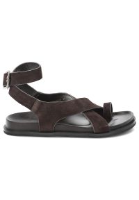 Sandały damskie S.Barski, cholewka ze skóry naturalnej zamszowej pasek wokół kostki płaska podeszwa casualowy styl, brązowe, CR61-3049. Okazja: na co dzień. Zapięcie: pasek. Kolor: brązowy. Materiał: skóra, zamsz. Obcas: na płaskiej podeszwie. Styl: casual #7