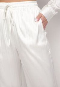Born2be - Białe Szerokie Spodnie z Metalicznym Wzorem w Cienkie Paski Kleriame. Kolor: biały. Wzór: paski #6