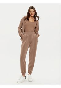 Guess Spodnie dresowe V5RB11 KCAY2 Brązowy Regular Fit. Kolor: brązowy. Materiał: syntetyk #5
