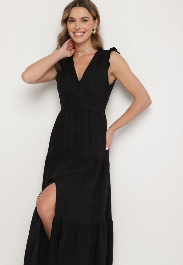 Born2be - Czarna Wiskozowa Sukienka z Falbankami Sadoline. Okazja: na co dzień. Typ kołnierza: kołnierz z falbankami. Kolor: czarny. Materiał: wiskoza. Styl: boho, casual