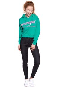 Wrangler - BLUZA WRANGLER DAMSKA CROP HOODIE SPECTRA GREEN W6068IGWB 112130417. Typ kołnierza: kaptur. Wzór: nadruk #6