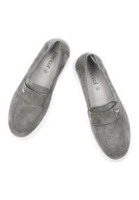 Półbuty damskie Vinceza, cholewka ze skóry naturalnej zamszowej wsuwany fason z ozdobnym elementem, szare, 93218. Kolor: szary. Materiał: skóra, zamsz. Szerokość cholewki: normalna #4