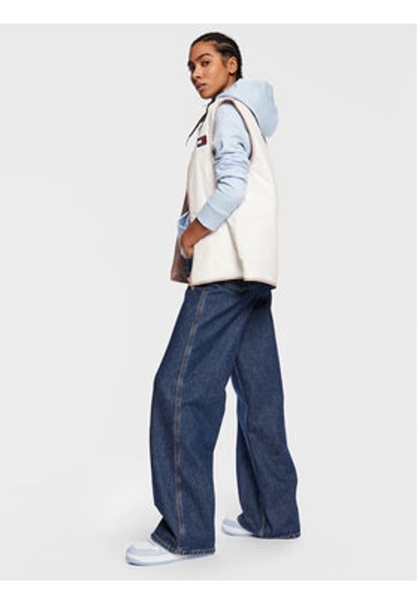 Tommy Jeans Bezrękawnik Reversible DW0DW14934 Écru Relaxed Fit. Materiał: syntetyk. Długość rękawa: bez rękawów