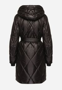 Born2be - Czarna Kurtka Pikowana o Długim Fasonie z Paskiem w Talii i Kapturem Zalinka. Okazja: na co dzień. Kolor: czarny. Materiał: jeans. Długość: długie. Styl: klasyczny, casual, elegancki #6