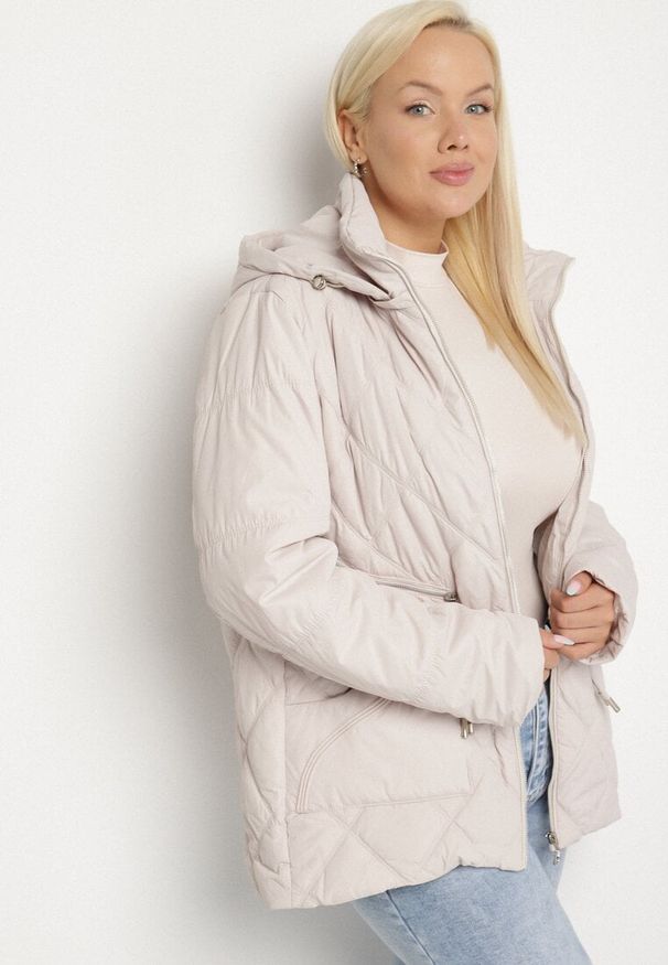 Born2be - Jasnoszara Pikowana Kurtka z Kapturem i Ozdobnymi Suwakami Carnaye. Okazja: na spacer, na co dzień. Typ kołnierza: kaptur. Kolekcja: plus size. Kolor: szary. Materiał: jeans. Styl: elegancki, casual, sportowy