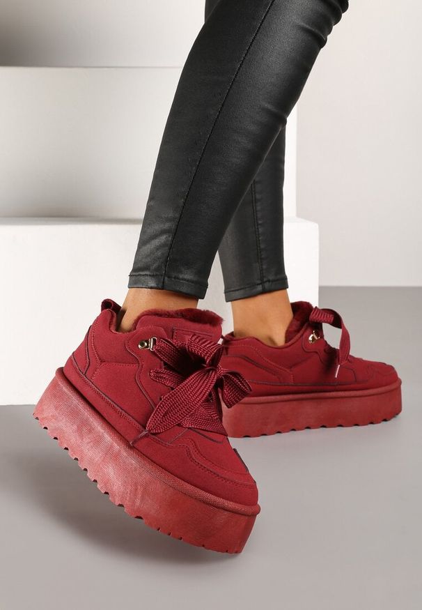 Renee - Bordowe Sneakersy Vices Stylizowane na Śniegowce na Platformie Obszyte Futerkiem Naleris. Zapięcie: sznurówki. Kolor: czerwony. Materiał: futro. Obcas: na platformie