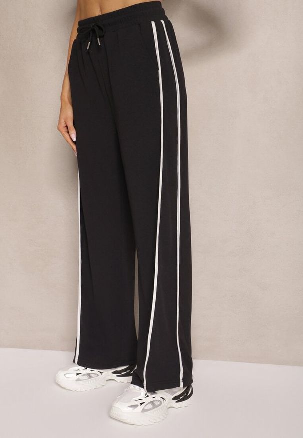 Renee - Czarne Szerokie Spodnie Dresowe High Waist Zdobione Lampasami Sopaline. Okazja: na spacer. Stan: podwyższony. Kolor: czarny. Materiał: dresówka. Wzór: aplikacja. Styl: sportowy, elegancki