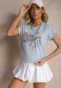 Renee - Jasnoniebieski Bawełniany T-shirt z Cyrkoniami Perłami i Rękawami Nietoperz Inellira. Kolor: niebieski. Materiał: bawełna. Wzór: aplikacja