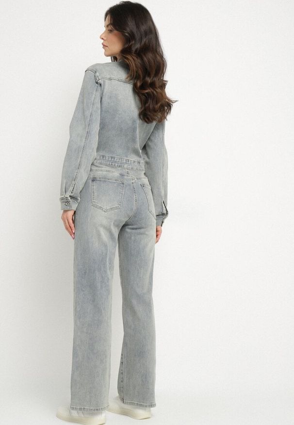 Born2be - Jasnoniebieski Kombinezon Jeansowy z Długimi Rękawami i Kieszeniami Weniora. Okazja: na co dzień. Kolor: niebieski. Materiał: jeans. Długość rękawa: długi rękaw. Długość: długie. Wzór: aplikacja. Styl: elegancki, casual