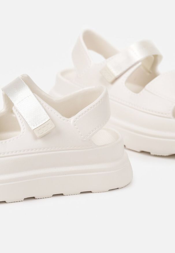 Born2be - Białe Piankowe Sandały Chunky na Grubej Podeszwie z Zapięciem na Rzep Obenae. Okazja: na co dzień. Zapięcie: rzepy. Kolor: biały. Sezon: lato. Styl: casual